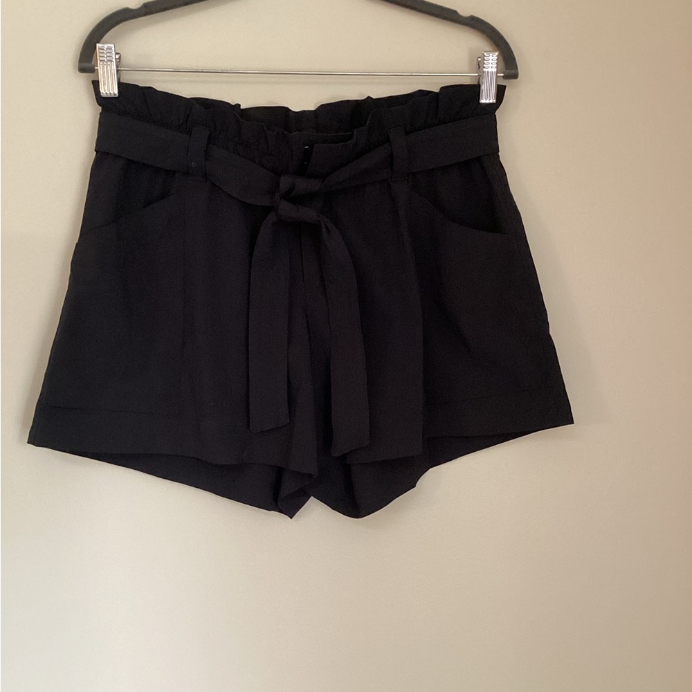 Athleta casual dress shorts size 8 in black.